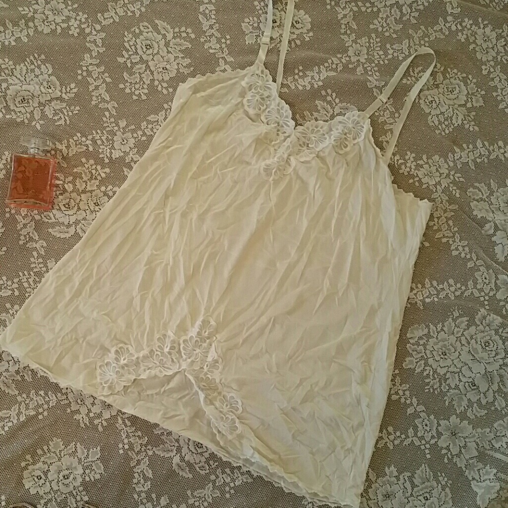 SHADOWLINE BEIGE EMBROIDERED SLIP CHEMISE SZ 40C.